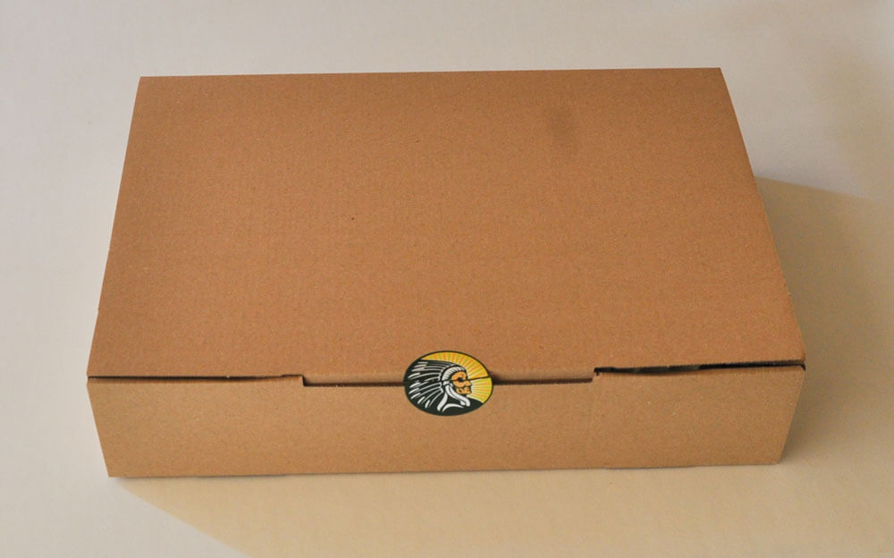 5-	Para abrir la caja debe de cortarse la etiqueta que la cierra para liberar la solapa de apertura de la caja que contienen el C. Ayurveda Pack: